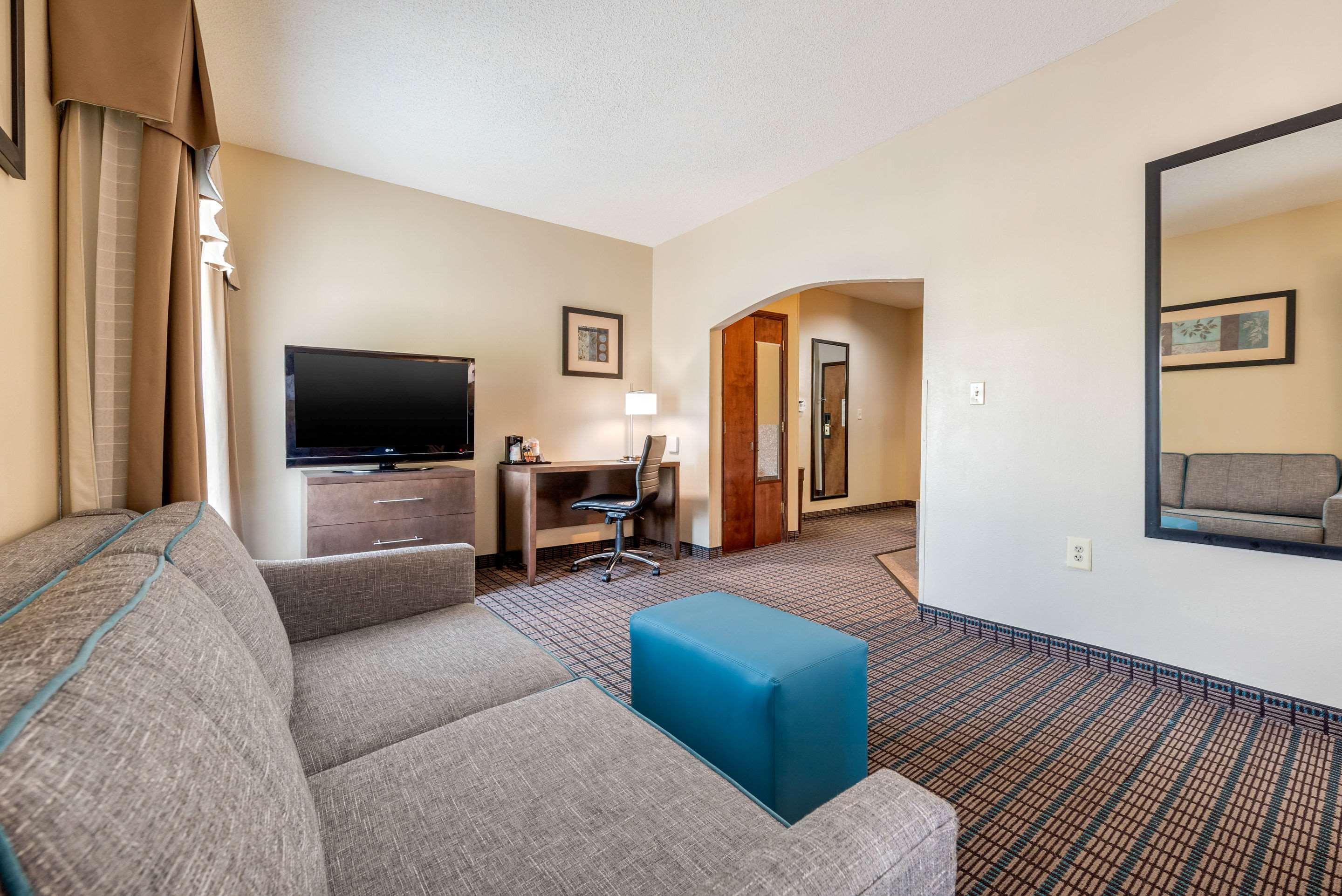 Comfort Inn & Suites Cincinnati Exterior photo